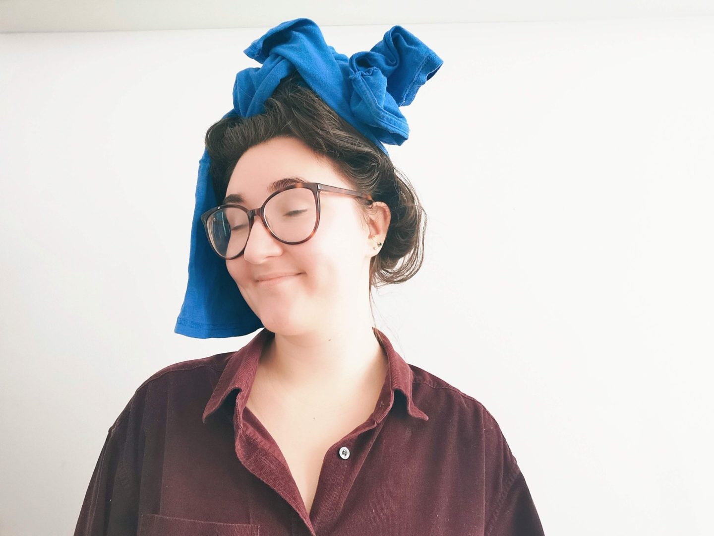 girl lookig pleased with wet hair in a t-shirt curly girl method